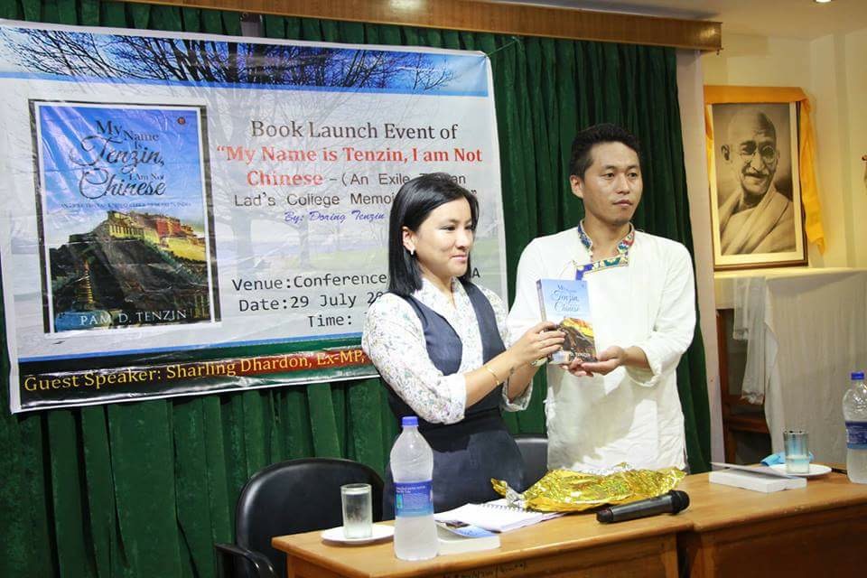 Former Chithue Dhardon Sharling releasing the book 